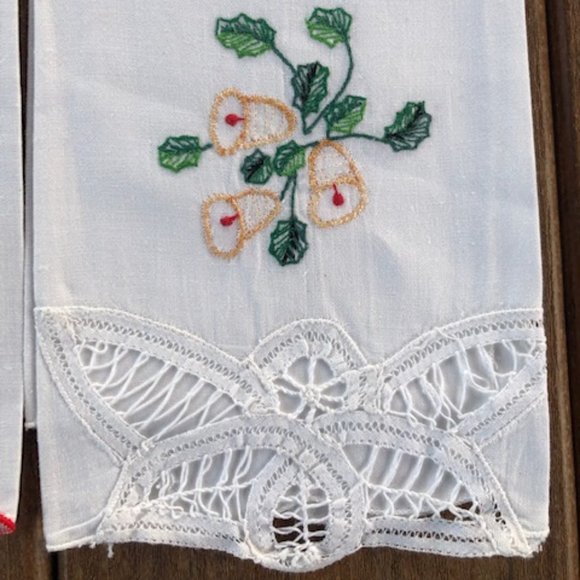 Vintage Linen Embroidered Guest Fingertip Towels Christmas Set of 2 - Picture 3 of 3